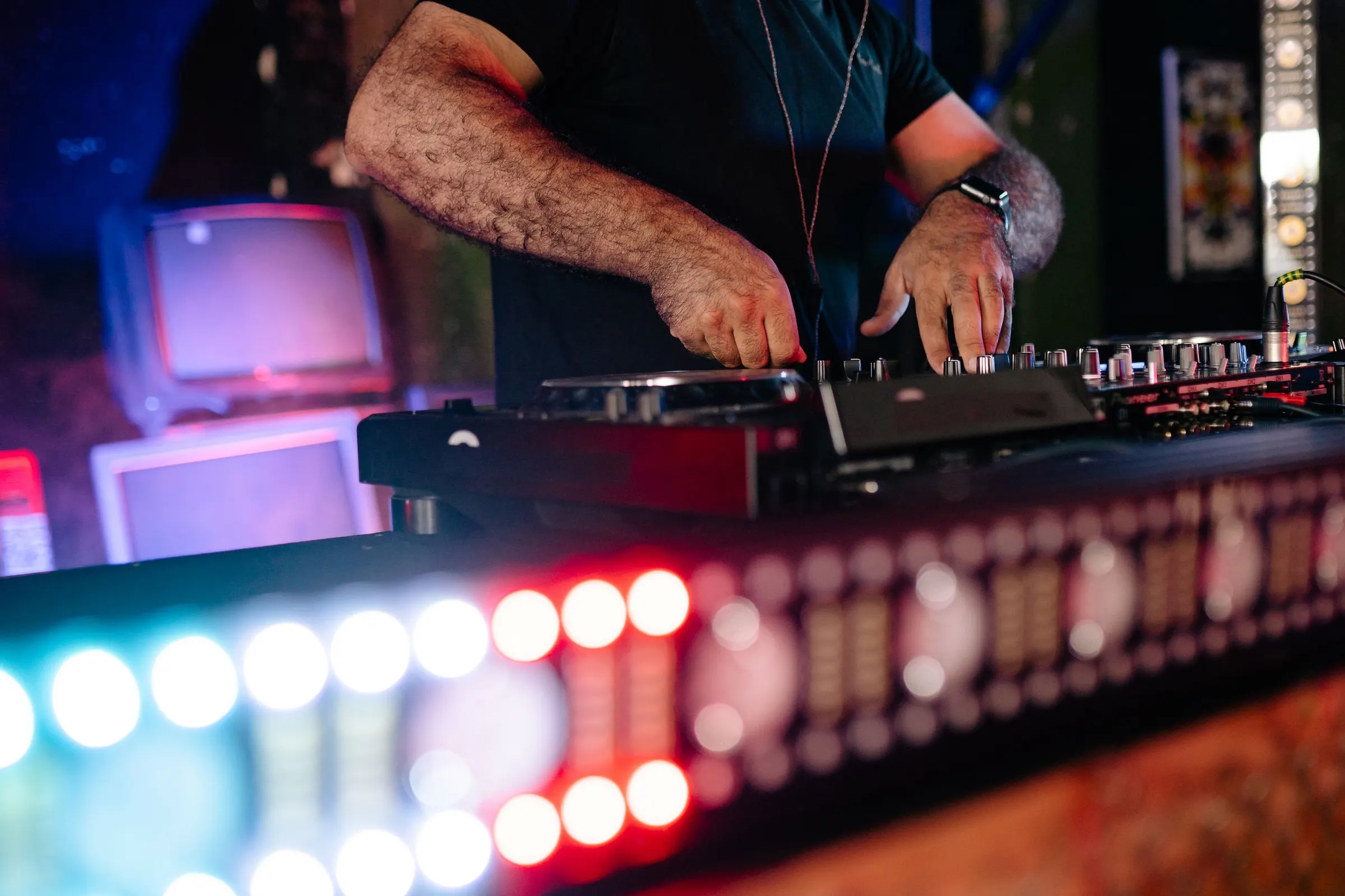 DJ mixt tijdens een optreden in een sfeervolle club