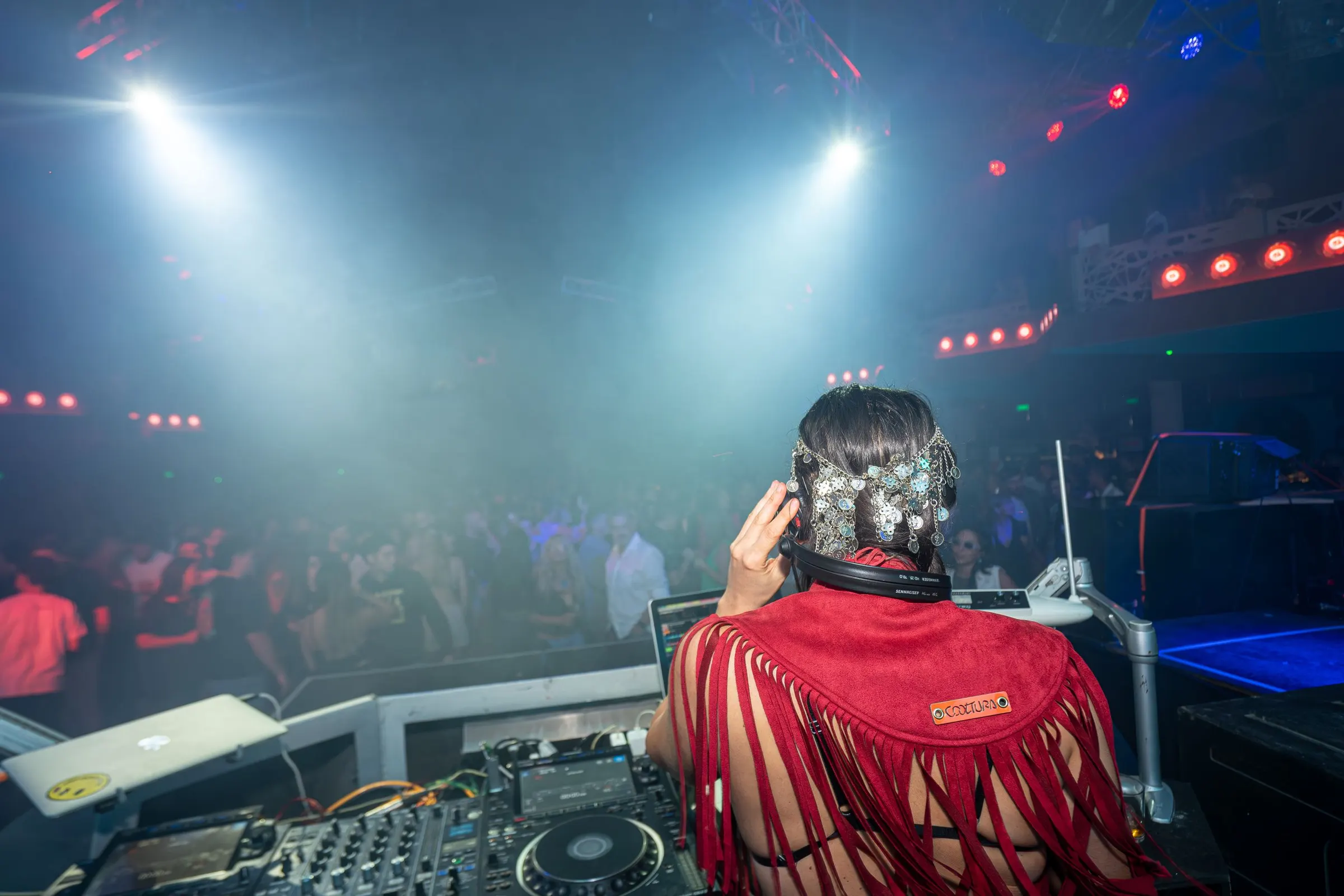 DJ tijdens een optreden met publiek in een nachtclub