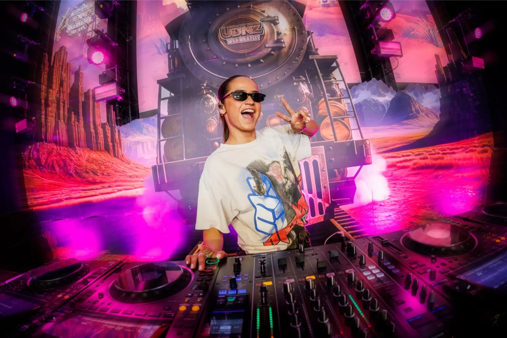 DJ achter de draaitafels tijdens UDNZ