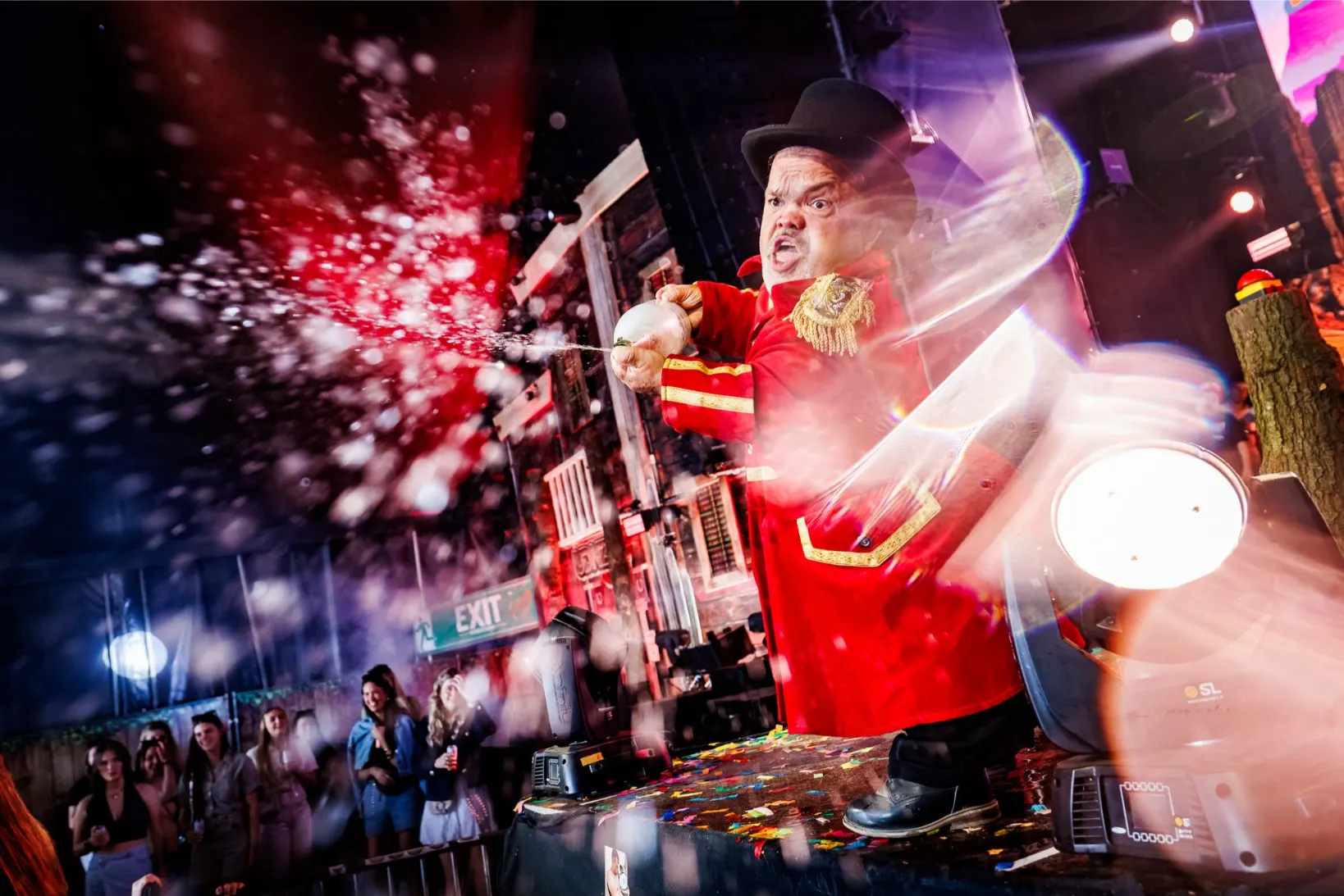 Entertainment act op het podium tijdens UDNZ